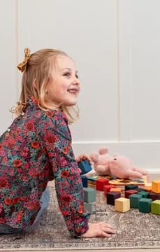 115835 Colts Farm Child in Foyer USP Crop