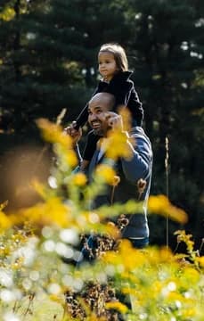 128149 Child on Dad s Shoulders Walking Outdoors USP Crop