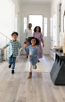 115915 USP Crop Looks Photoshoot Family entering KHov home