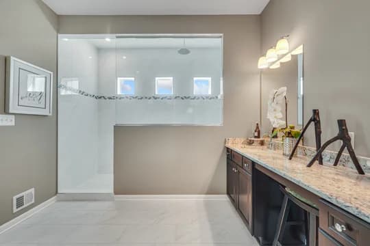 81116 Four Seasons at Baymont Farms Rockford Owner s Spa Bath