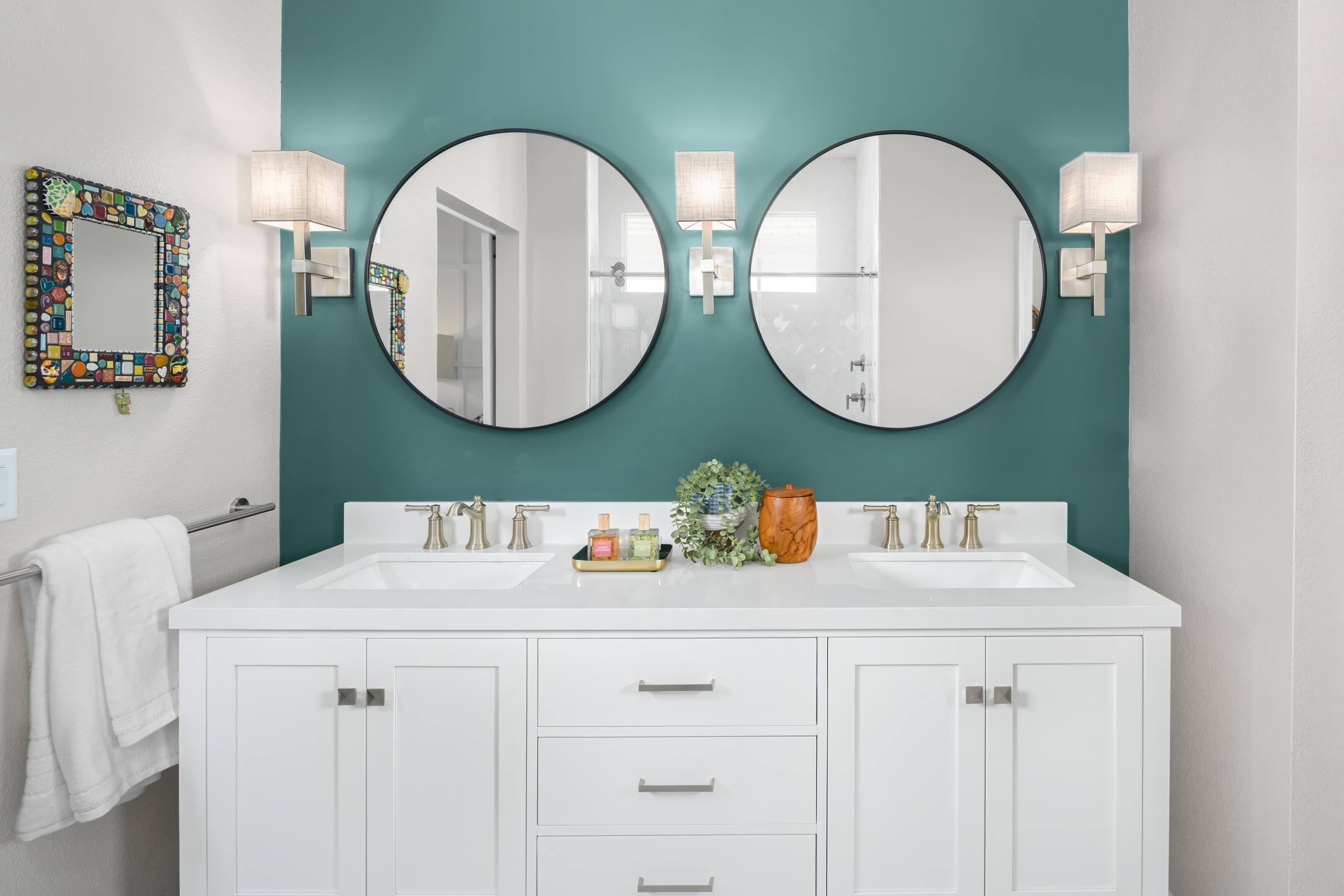 Primary bath with freestanding vanity